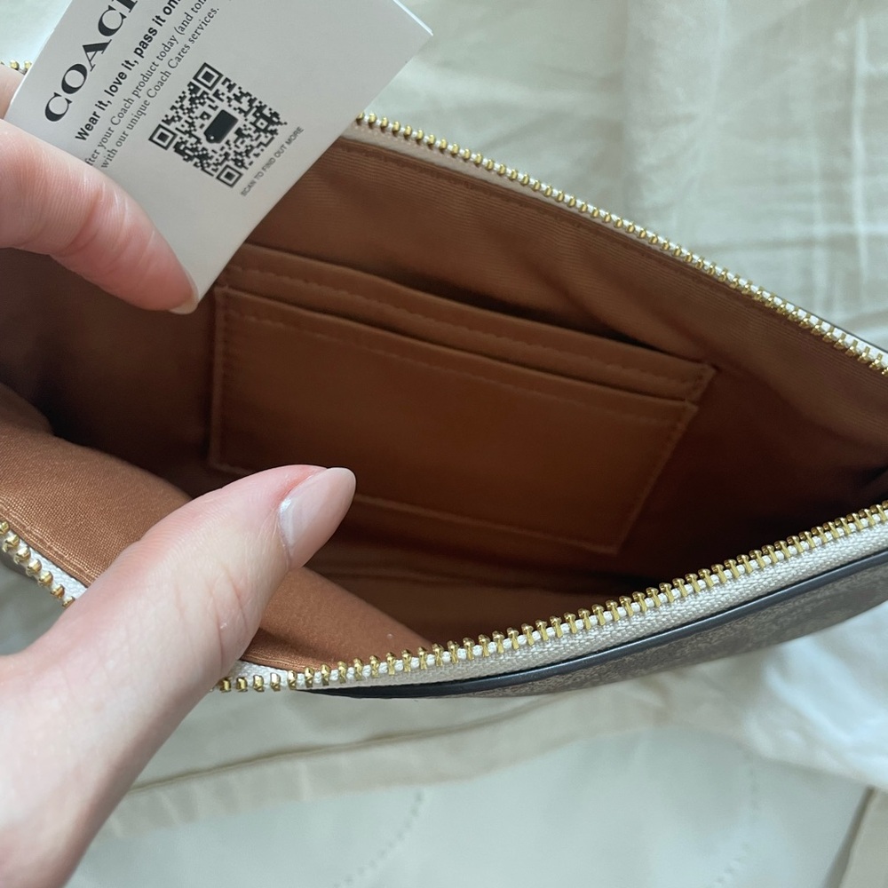Coach Monogramed Women’s Large Signature Corner Zip Wristlet. White+tan NWOT - Picture 6 of 6